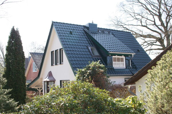 Energetische Modernisierung eines Einfamilienhauses mit neuer Dacheindeckung, Dämmung und modernen Dachfenstern.