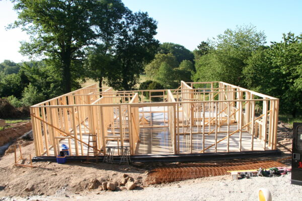 Rohbau mit Holzständerwerk von Zimmerei Reinarz.