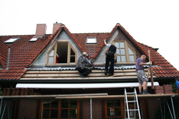 Sanierung einer Gaube mit neuer Holzverkleidung und Dachlattung auf einem Steildach